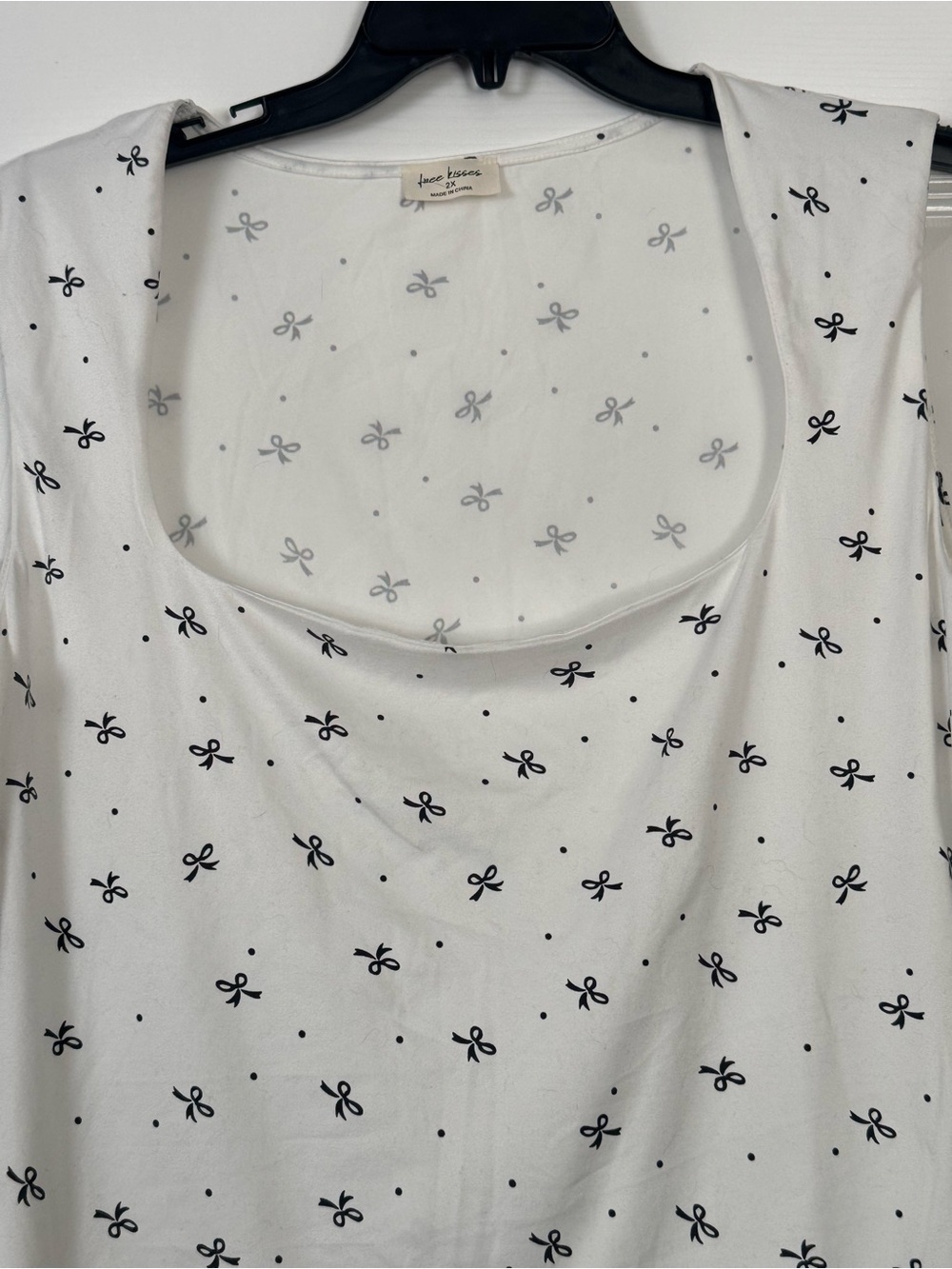 Free Kisses White Tank with Black Bows Size 2X
